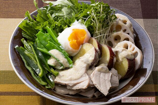 まぐろと根菜の温玉サラダ　まぐろの鉄分はピーマンのビタミンCで効率良く吸収。（撮影／廣瀬靖士）