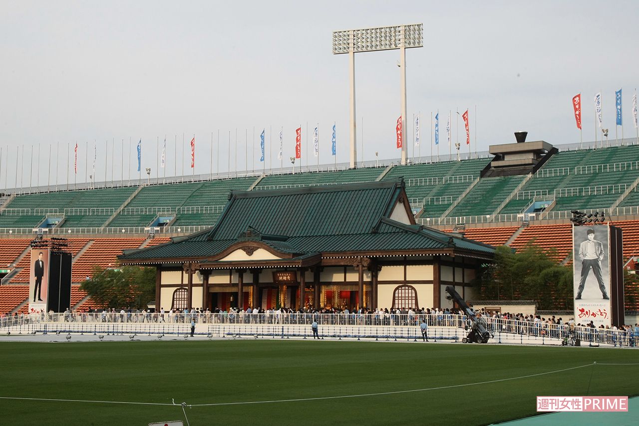 国立競技場に裕次郎さんの眠る横浜・鶴見区の総持寺の大祖堂を模した“裕次郎寺”が建立された（撮影／佐藤靖彦）