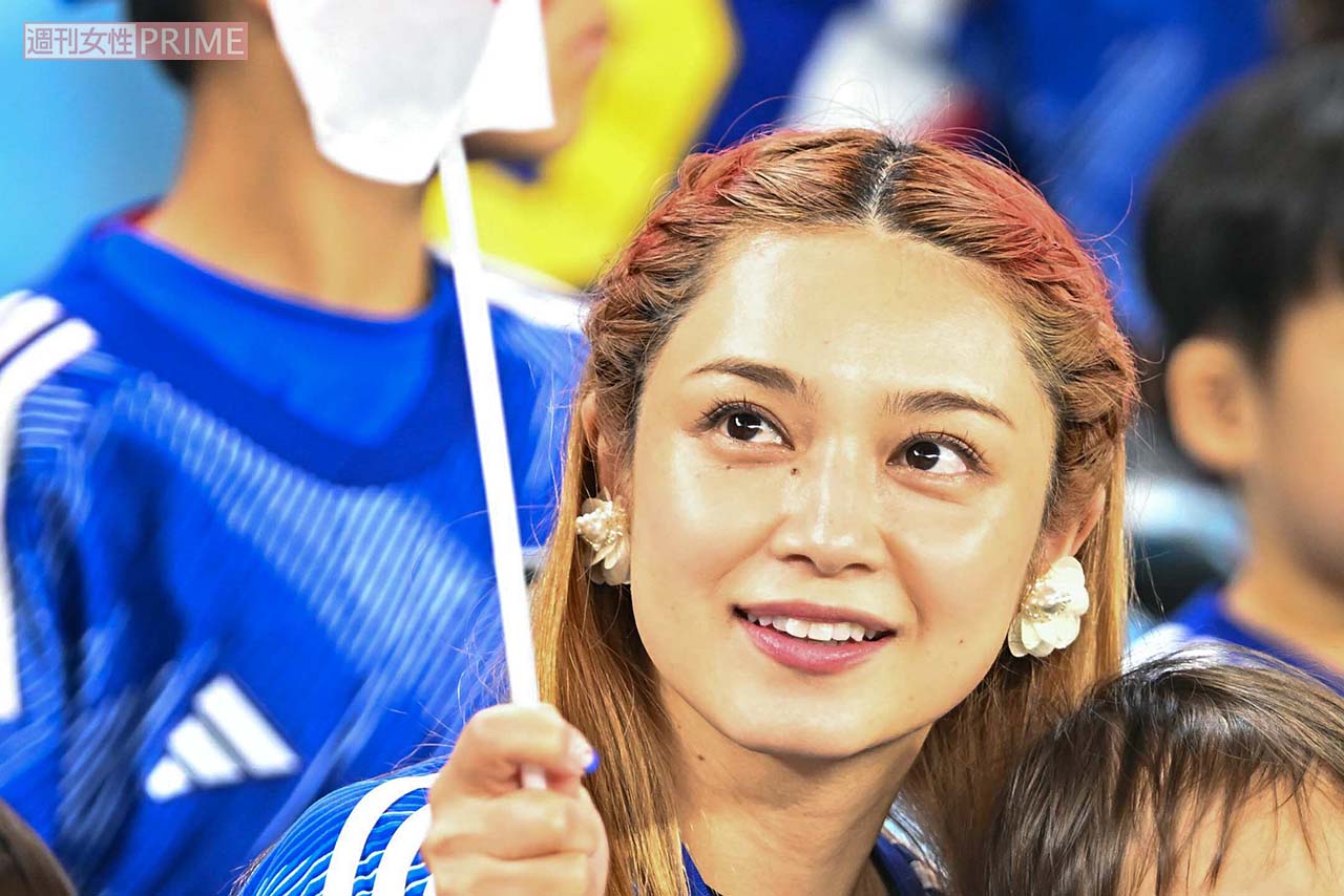 カタールW杯、クロアチア戦を観戦する長友佑都の妻、平愛梨（2022年12月5日）