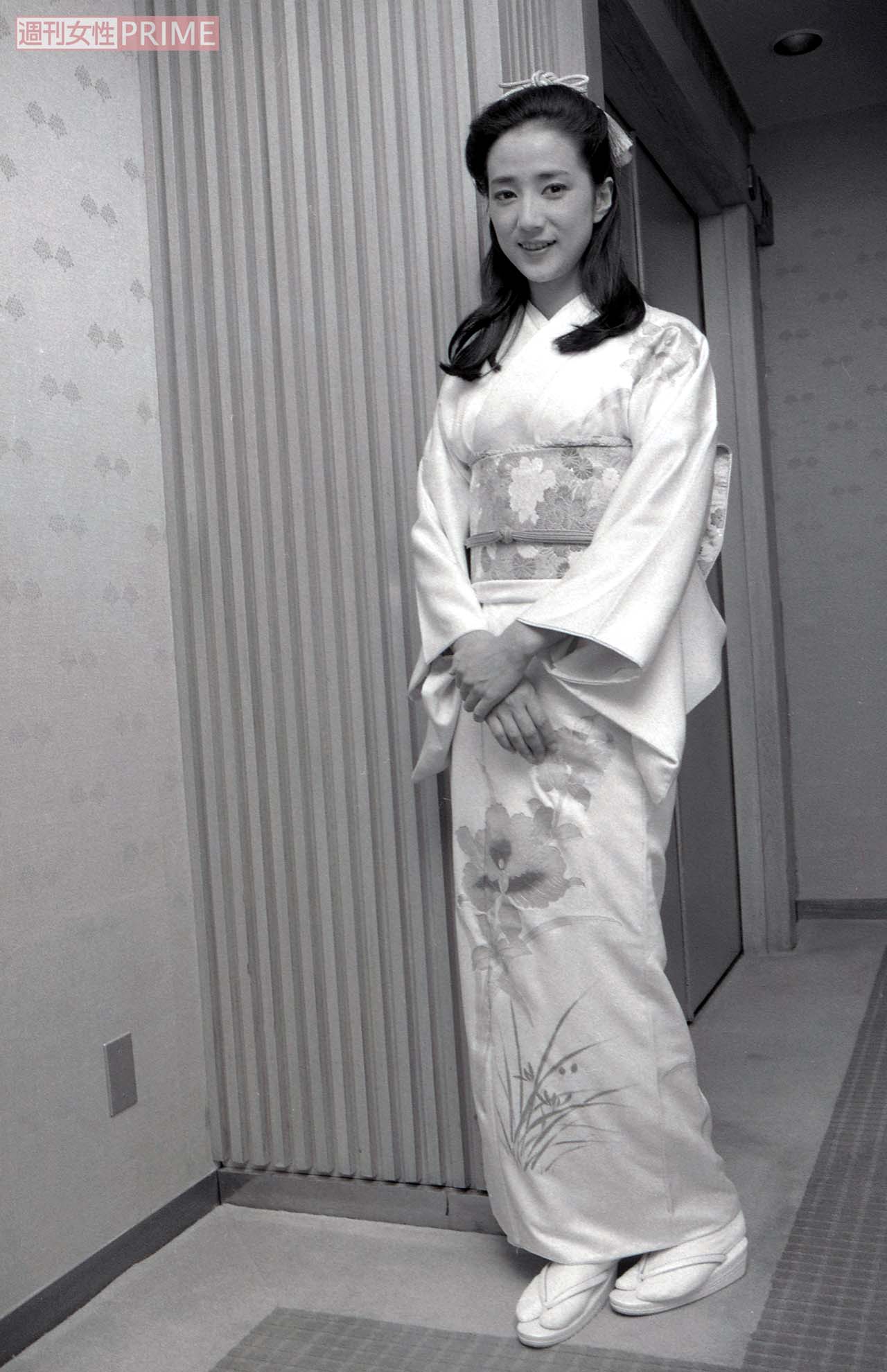 着物姿で「週刊女性」インタビューに答える松原千明さん（1983年12月）