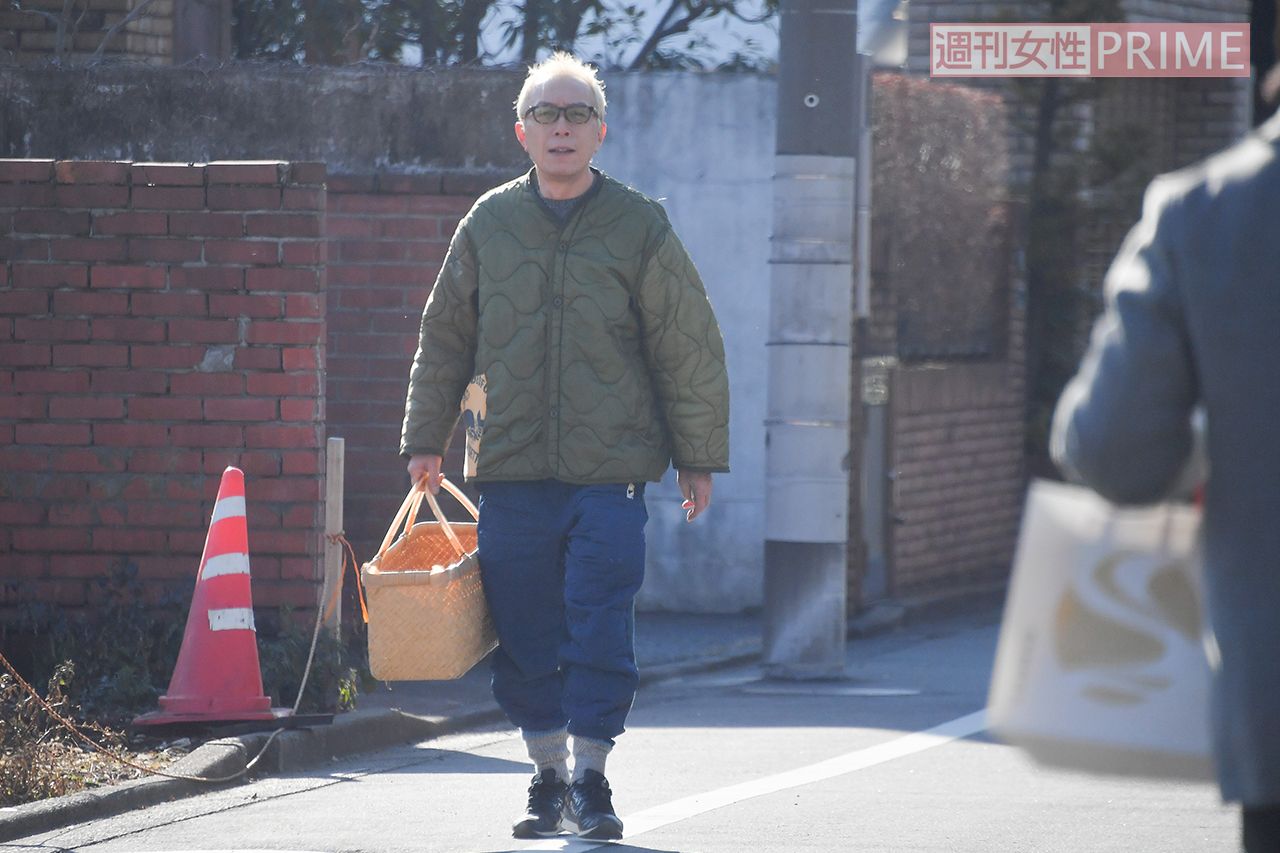 近づいて来た記者を発見した所ジョージ('20年2月)