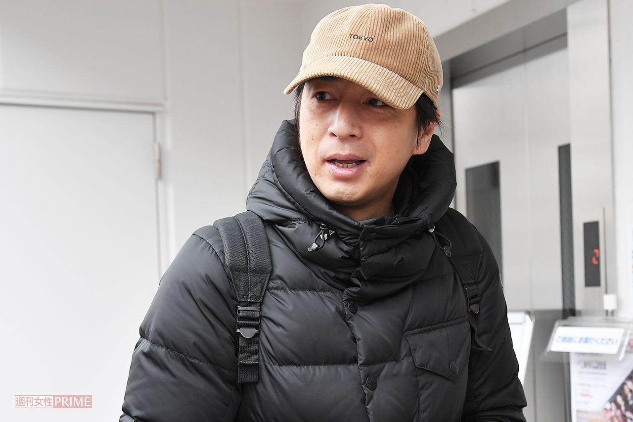 '20年2月、復帰について直撃取材を受ける徳井義実