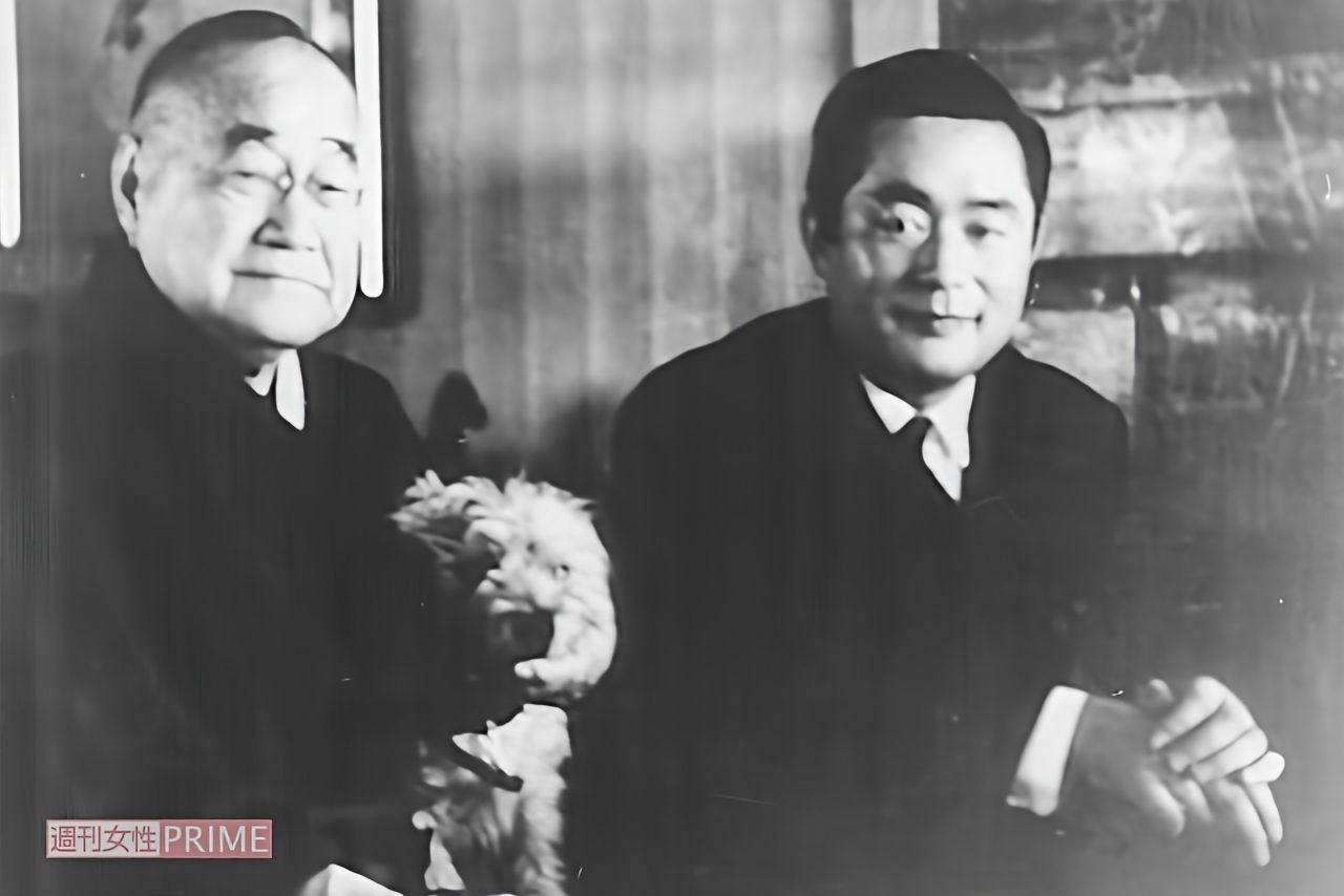 吉田茂首相（当時）の自宅に招かれた際、フロッピーディスクの試作品を披露した　写真提供／ドクター・中松