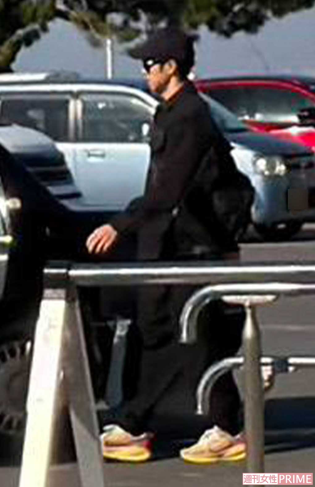 千葉・木更津にある海沿いの高級ホテルに家族と宿泊した小島よしお。ドイツ製の高級ベビーカーのほか、片手にはイタリア発の高級ブランド『マルニ』のバッグが