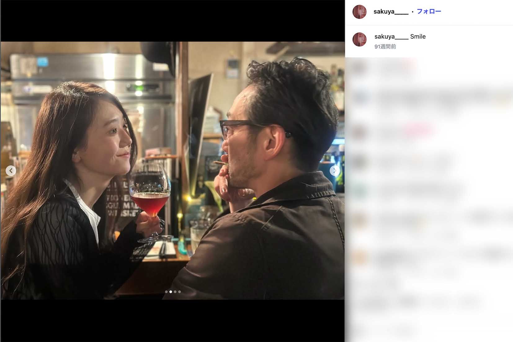 父・吹越満とのツーショットを投稿している咲耶（本人のインスタグラムより）