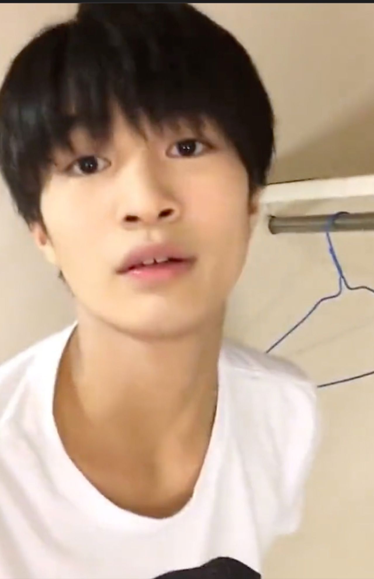 SNS拡散された『美 少年』那須雄登とされる男性の動画、シュークリームを投げつけてハイテンションに