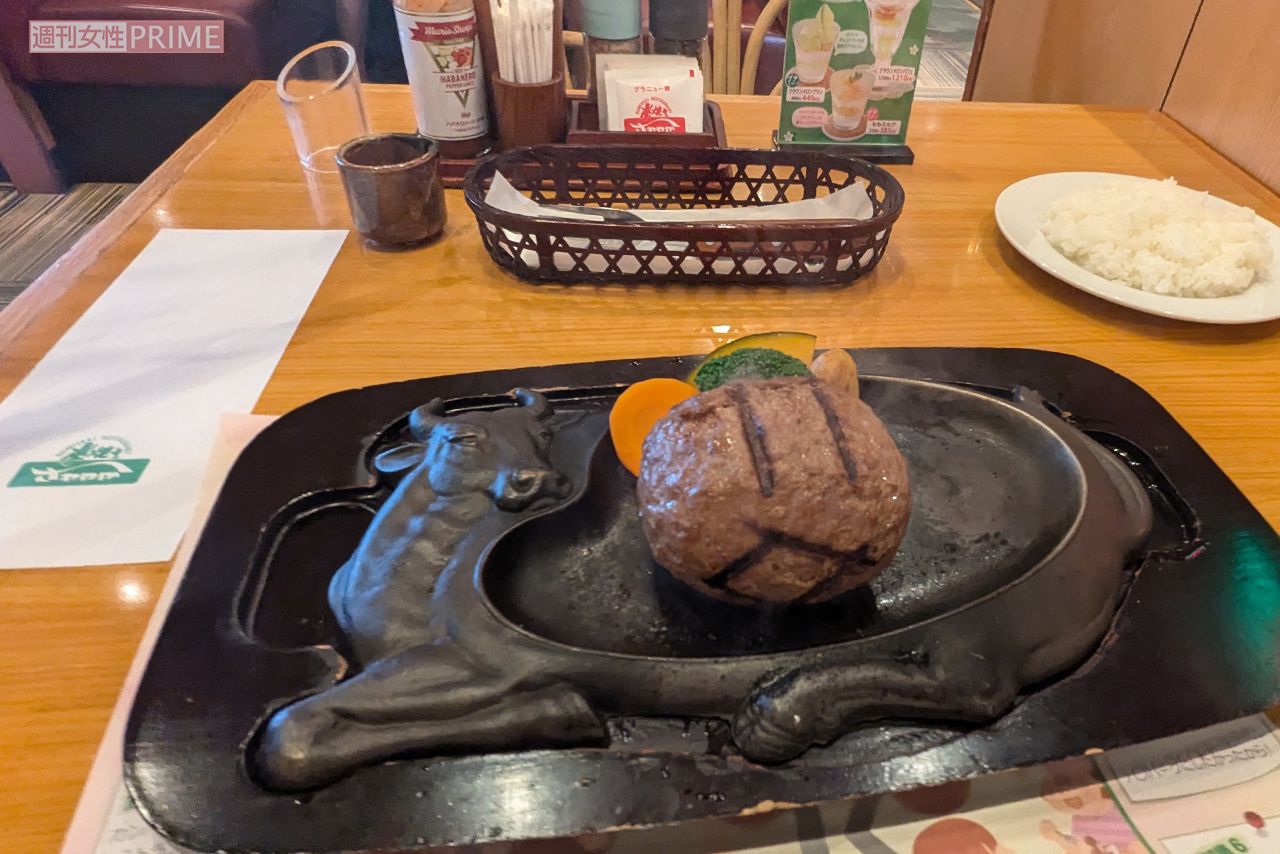 炭焼きレストランさわやかの看板メニューである「げんこつハンバーグ」　撮影／編集部