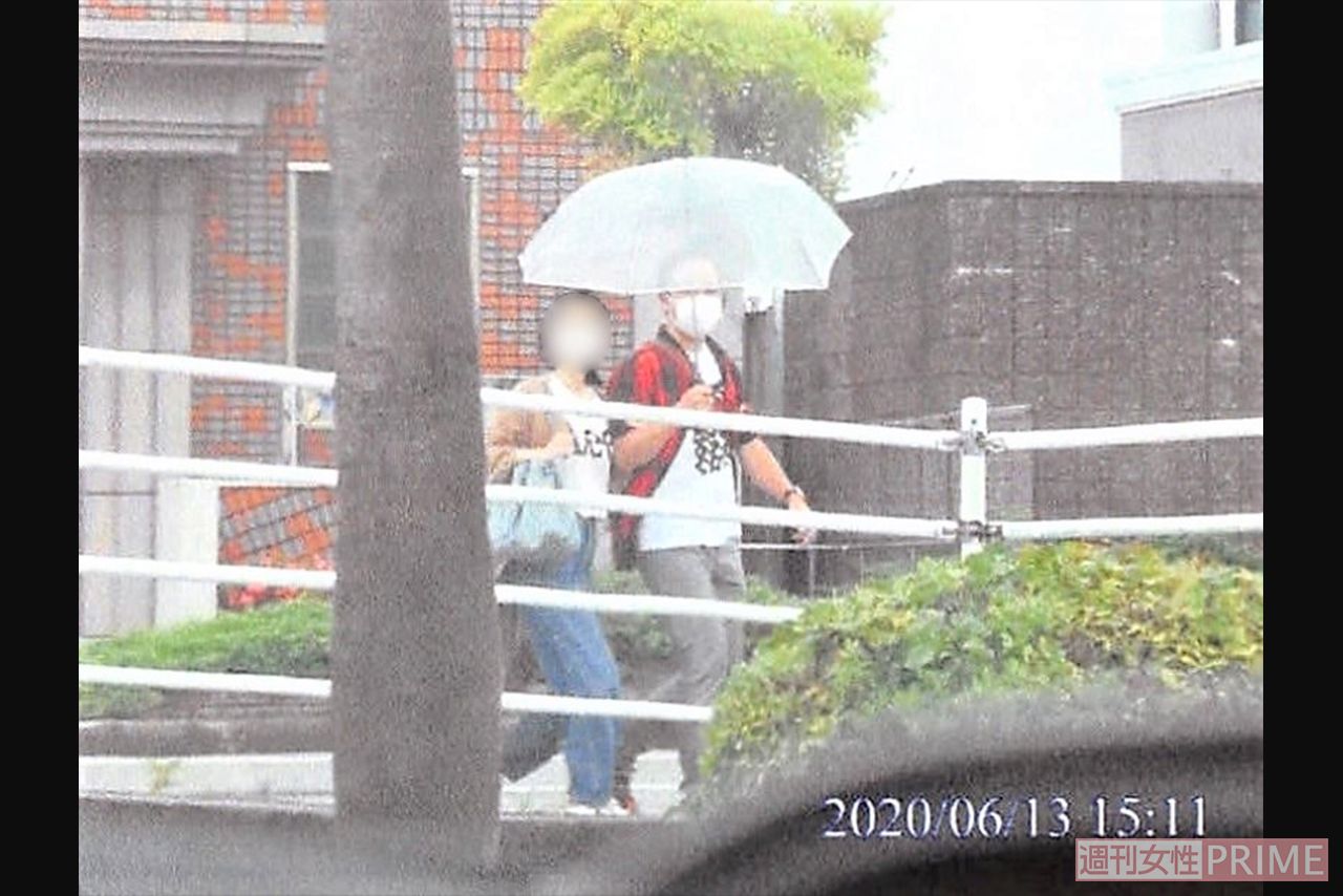 長い間腕を組んでる市長とB子さん