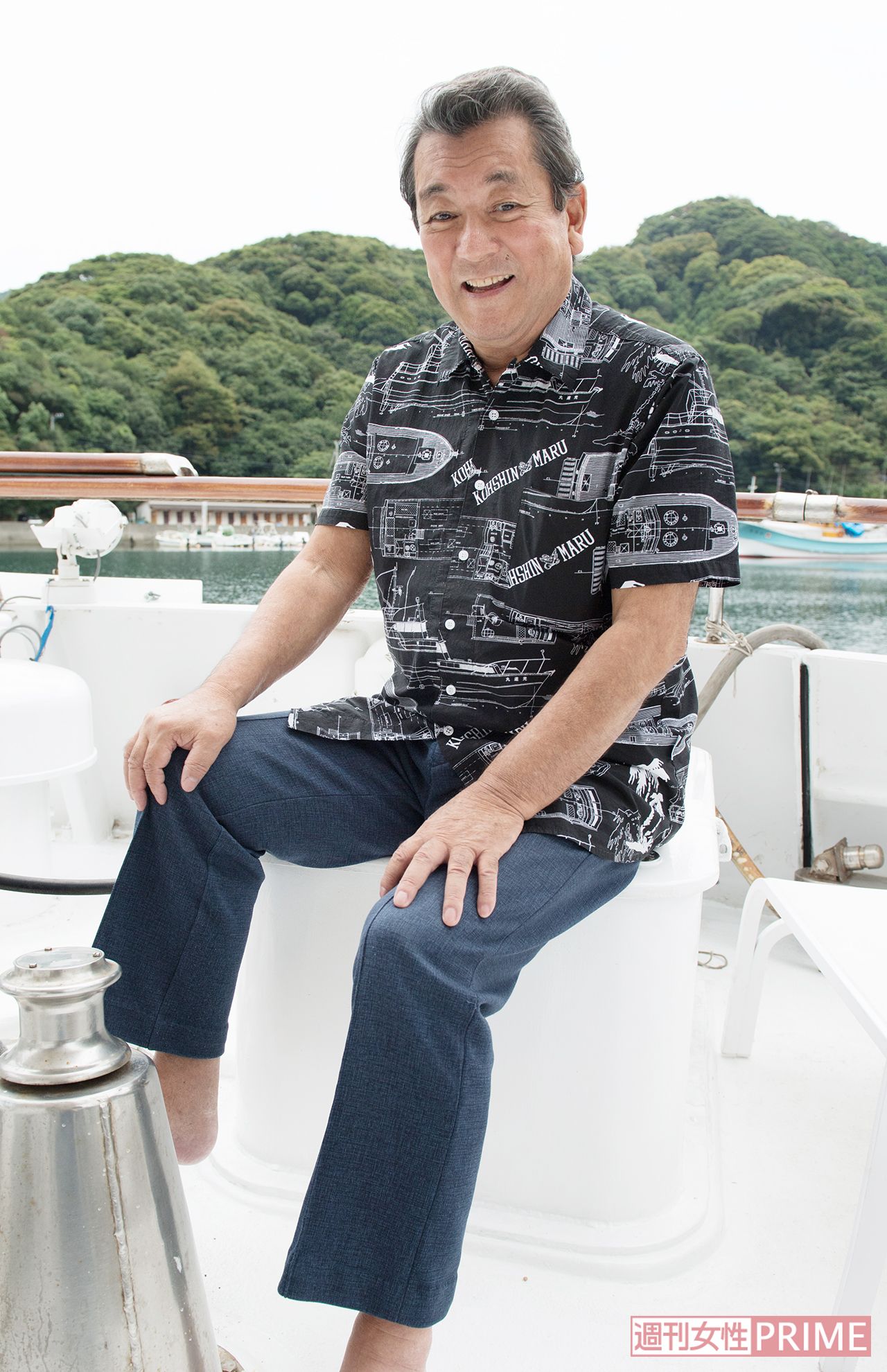 2代目光進丸の設計図がデザインされたシャツを身につける加山雄三