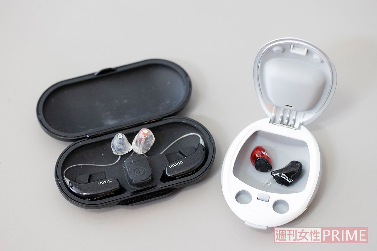 梅沢さんが使っている補聴器。テレビのバラエティー番組のような1方向からしか撮らない仕事の場合は耳掛けタイプ（左）を使うが、芝居やドラマなどの撮影時は耳にすっぽり入れるタイプ（右）を使っている