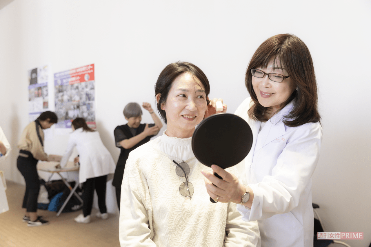 難病によって外出が減り、５年メイクを諦めていたＢさんは、夫とともにメイクを体験。お互いきれいに変身した顔を見合い、笑顔がこぼれた（撮影／矢島泰輔）