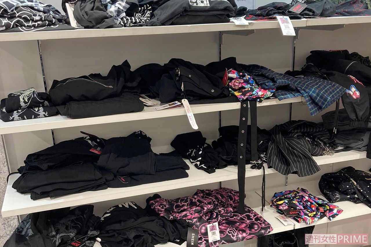 『SHEIN』心斎橋店の棚