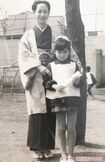 幼稚園の卒園式。秋野さんと母親