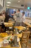 SNSで拡散された、池袋で起きたと思われる“中華料理店”乱闘動画3/3