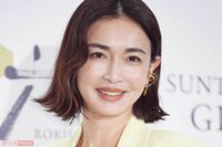 長谷川京子、ミニ丈にルーズソックスの最新近影が「アラフィフでこれは最強」美しすぎる私服ショットに大反…