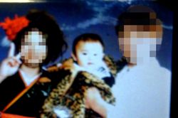 まだ幼い結愛ちゃんと一緒に母親と実父が成人式のときに撮影