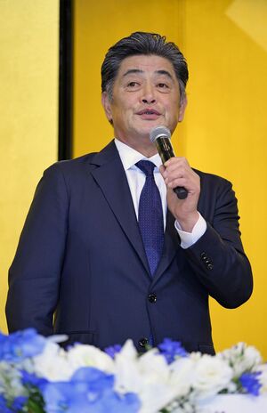 2026年10月15日、中日ドラゴンズ監督就任に伴い、名古屋市内のホテルで金屏風を背に、会見に臨んだ工藤公康氏　写真／共同通信社