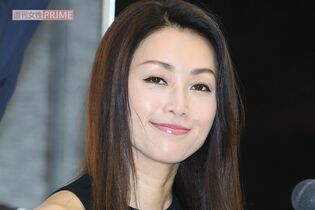 酒井法子、腹出しミニスカ網タイツの“激変”ビジュアル披露も「福祉の仕事はどうなった」芸能界復帰に違和感
