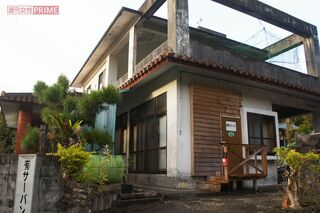 転売されたサーバントの所在地を訪れると、民家に看板が立てかけられているだけだった