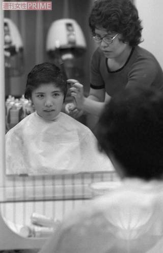 デビュー後まもなく、テレビ局でのメイクの様子（’71年）