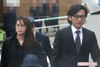 長谷川が校門前で知り合いのママ友を見つけた際には満面の笑みで手をふるなど終始、笑顔の様子だったという（'18年4月）