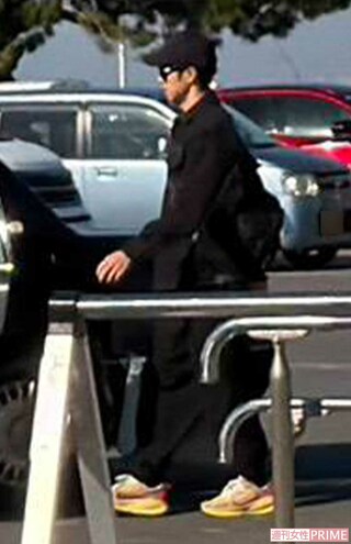 千葉・木更津にある海沿いの高級ホテルに家族と宿泊した小島よしお。ドイツ製の高級ベビーカーのほか、片手にはイタリア発の高級ブランド『マルニ』のバッグが