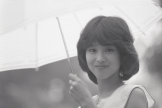 '80年、デビュー当時の聖子。〝ぶりっ子〟キャラで男性人気が爆発した