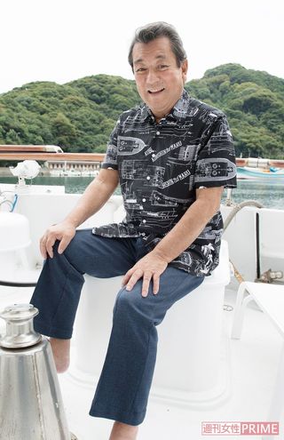 2代目光進丸の設計図がデザインされたシャツを身につける加山雄三