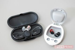梅沢さんが使っている補聴器。テレビのバラエティー番組のような1方向からしか撮らない仕事の場合は耳掛けタイプ（左）を使うが、芝居やドラマなどの撮影時は耳にすっぽり入れるタイプ（右）を使っている