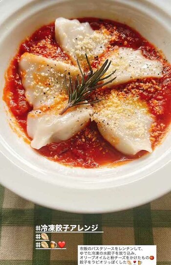 「市販のパスタソースでラビオリ風に。ジェノベーゼとかトマト系以外も合いそう（@リサ）」