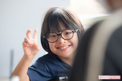 カメラマンに向かってポーズする美良生君。佳恵さんの取材中も終始にこやかだった