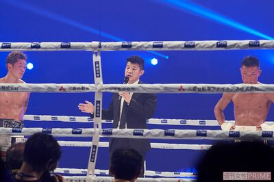 「3150FIGHTvol.3」のリング上で選手たちをたたえる。大盤振る舞いで無料で配布したパンフレットには、“ボクシング改革を始めます。「ボクシングの未来」をともに育てましょう”と書いてあった　