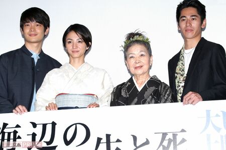 2017年公開の映画「海辺の生と死」の完成披露上映会に出席した永山絢斗（写真右）