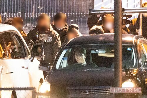 『風間公親─教場0─』の撮影に臨む木村拓哉と坂口憲二。周囲には大勢のスタッフが（2023年）