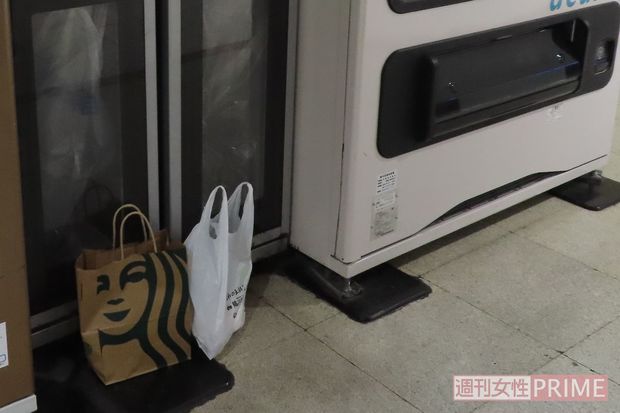 自販機横のリサイクルBOXの前に放置されたごみ袋。ここはゴミ捨て場ではない