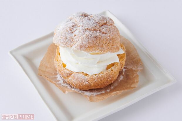 店舗のショーケースで販売されている『Wシュー（クリーム＆カスタード）／237円』（撮影／山田智絵）