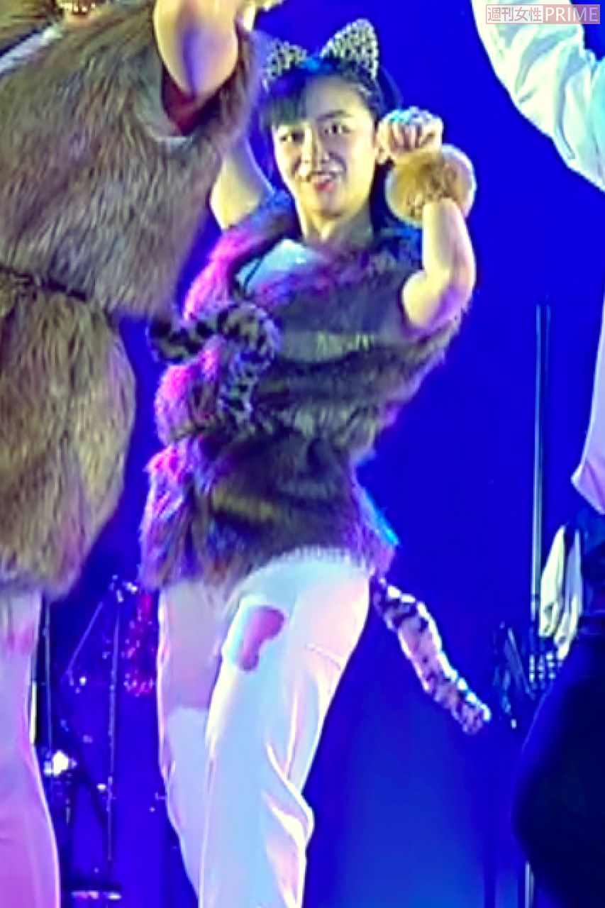 ダンススクールの発表会では猫になりきって“にゃんにゃんポーズ”を（'19年10月）  