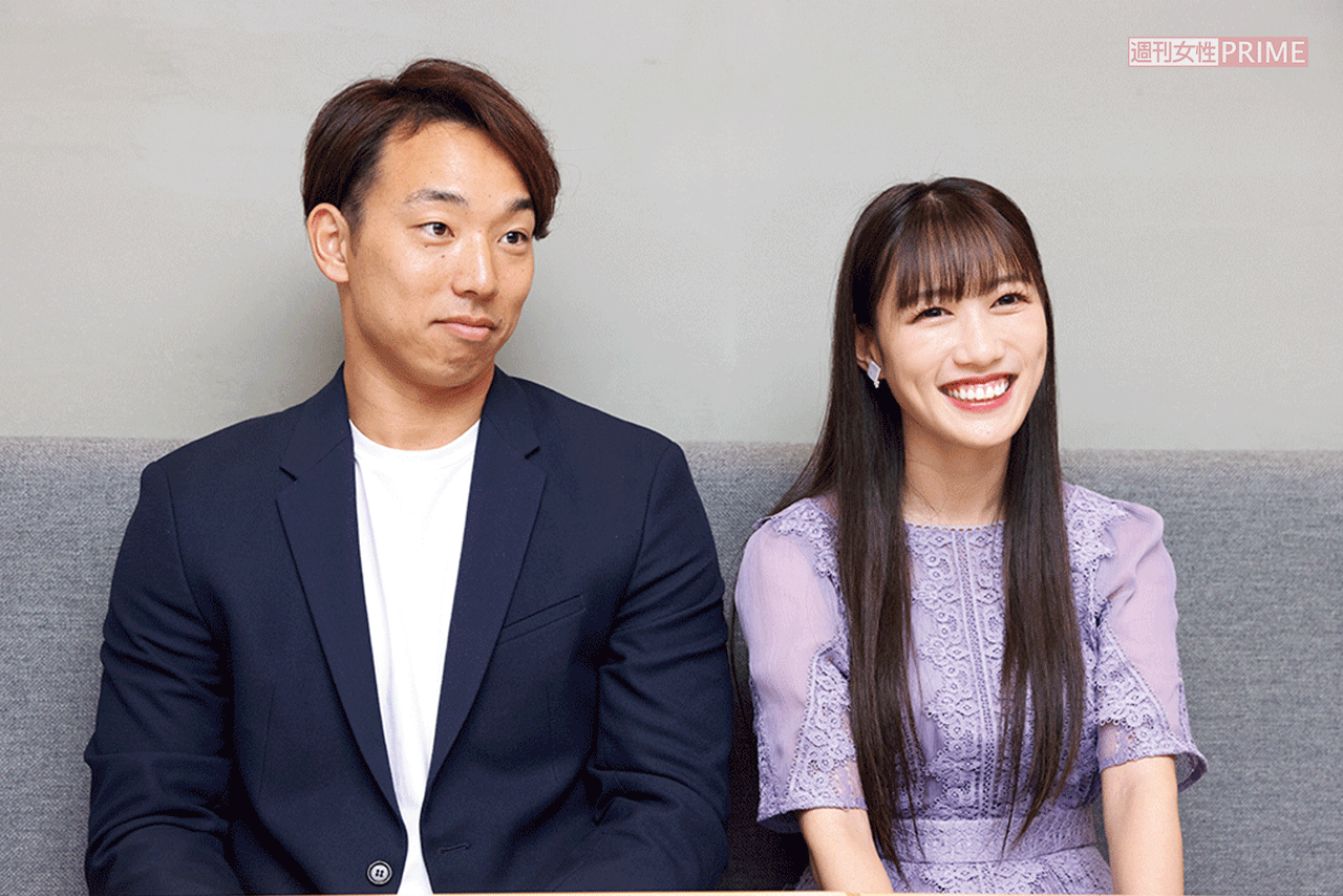 宇佐見と一緒にインタビューに答える高城。表情は幸せそのもの