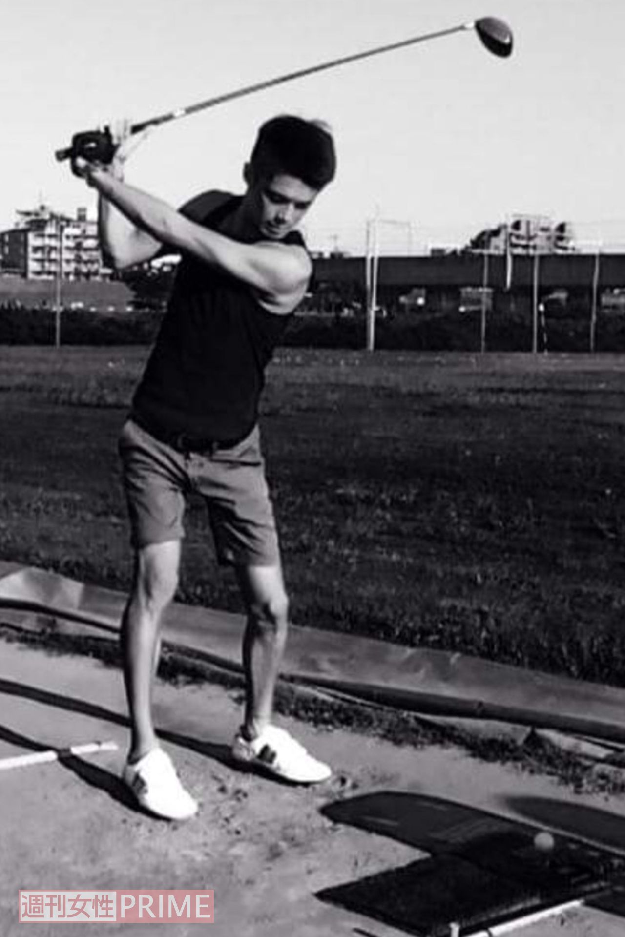 ゴルフをプレーする白井僚さん（本人のフェイスブックより）