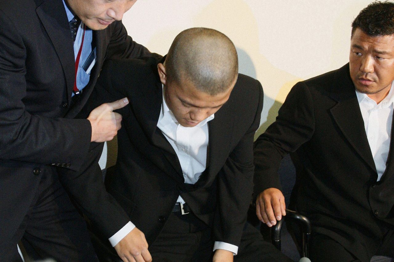 2007年、反則行為を繰り返した問題で謝罪会見をする亀田大毅と、父親の史郎氏