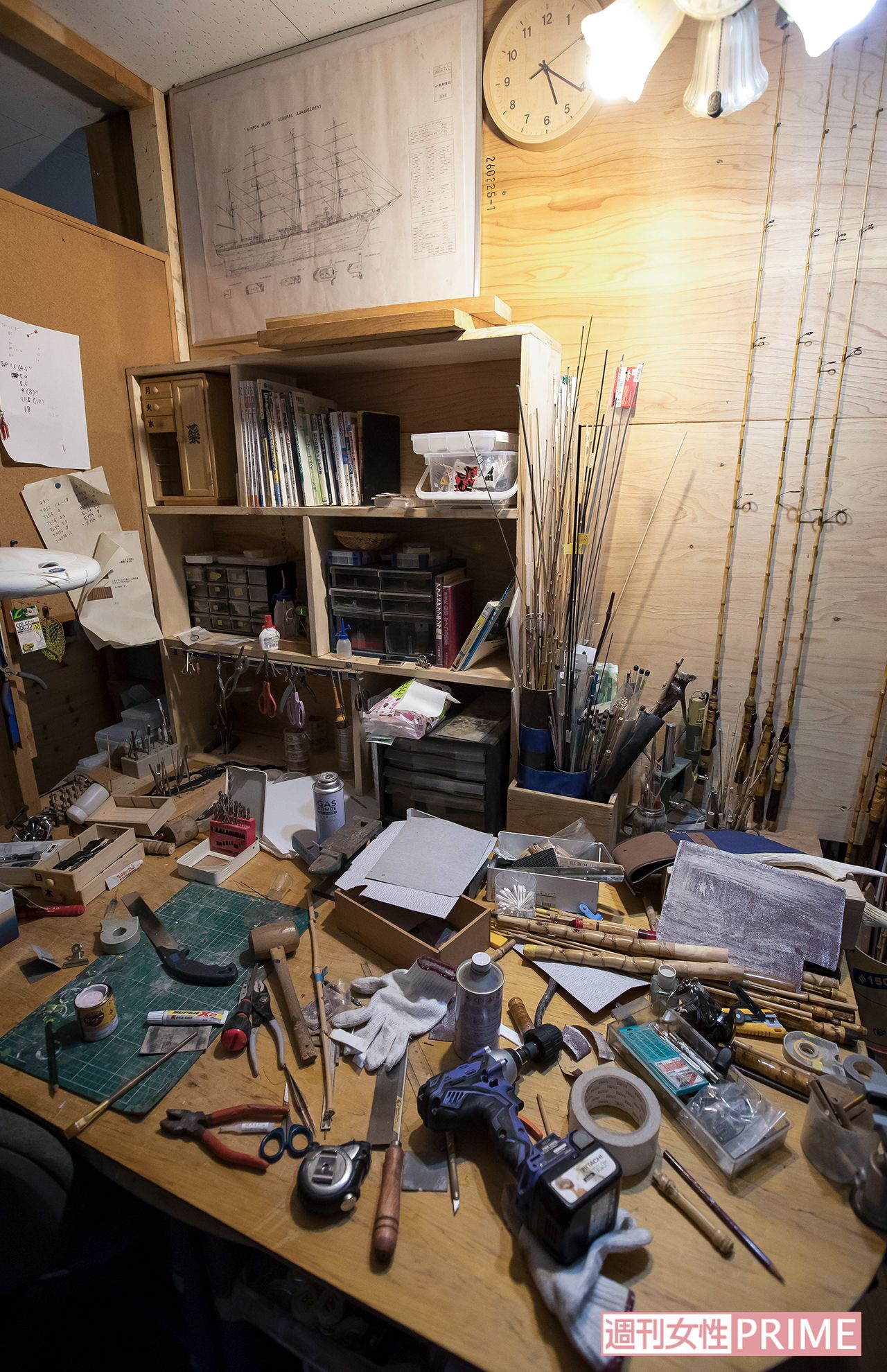 作業机はまるで大人のおもちゃ箱。竹竿作りの工具がびっしり　撮影／伊藤和幸
