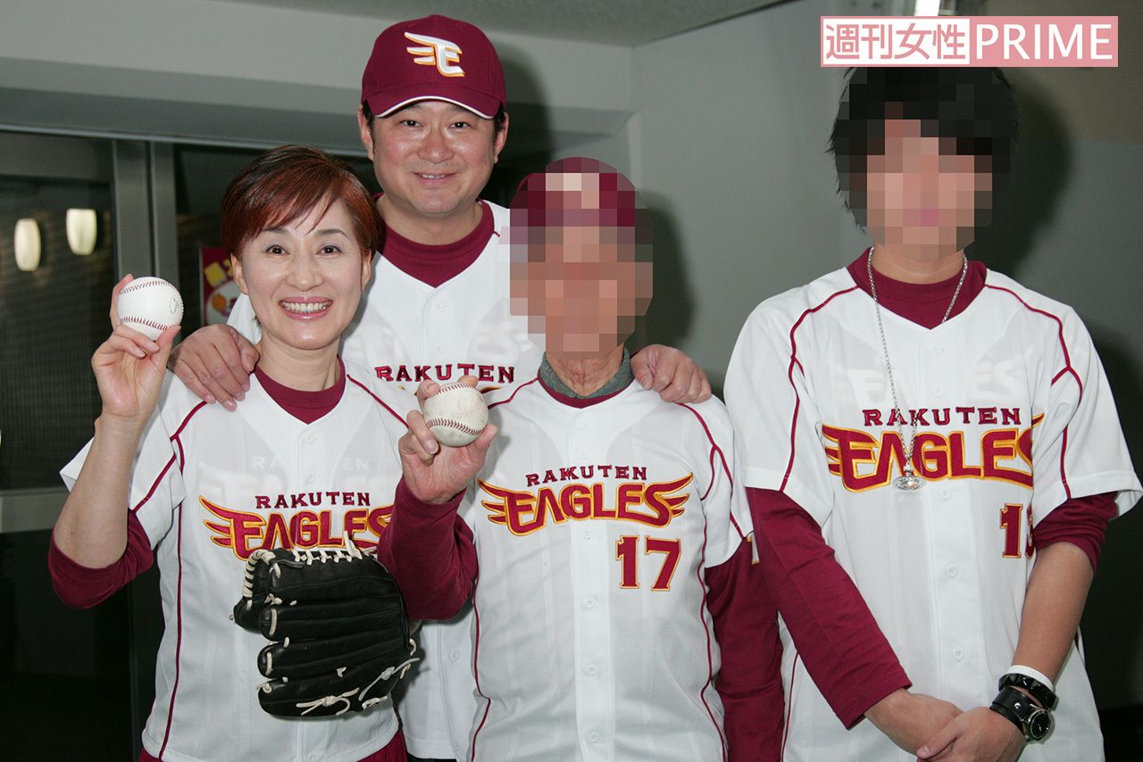 楽天の始球式に出る松居を家族全員で応援するなど仲はよかったが……。左から松居、船越、松居の父、息子（'08年4月）