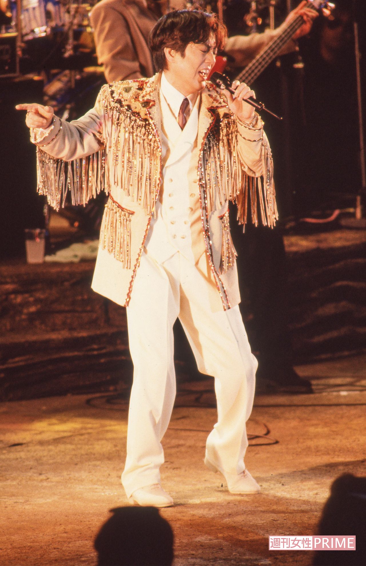 日比谷野外音楽堂でのコンサート。不惑過ぎても派手なステージ衣装が似合う（'90年撮影）　写真／週刊女性写真班