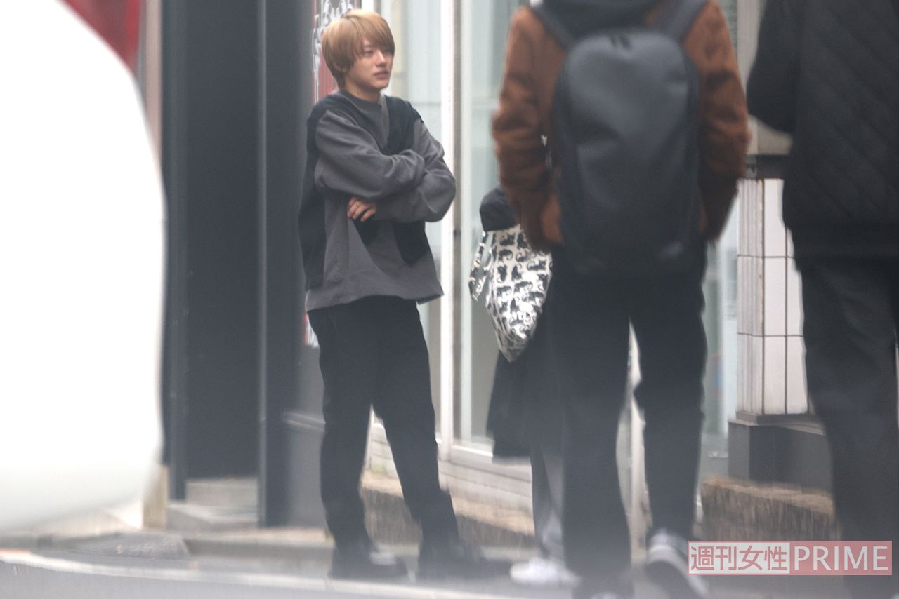 『推しの子』撮影中に休憩する櫻井海音