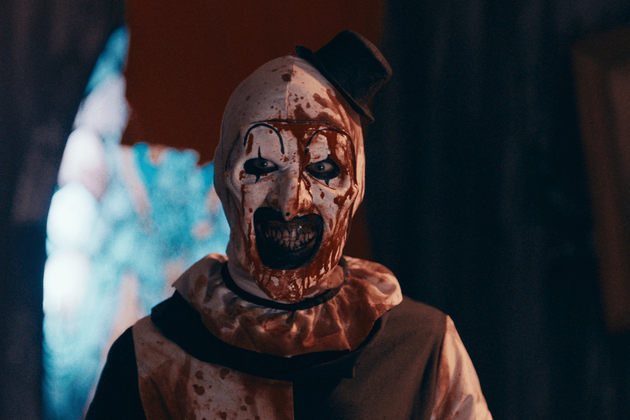 ピエロに扮した連続殺人鬼“アート・ザ・クラウン”が襲いかかる（※画像は『テリファー終わらない惨劇』公式サイトより）