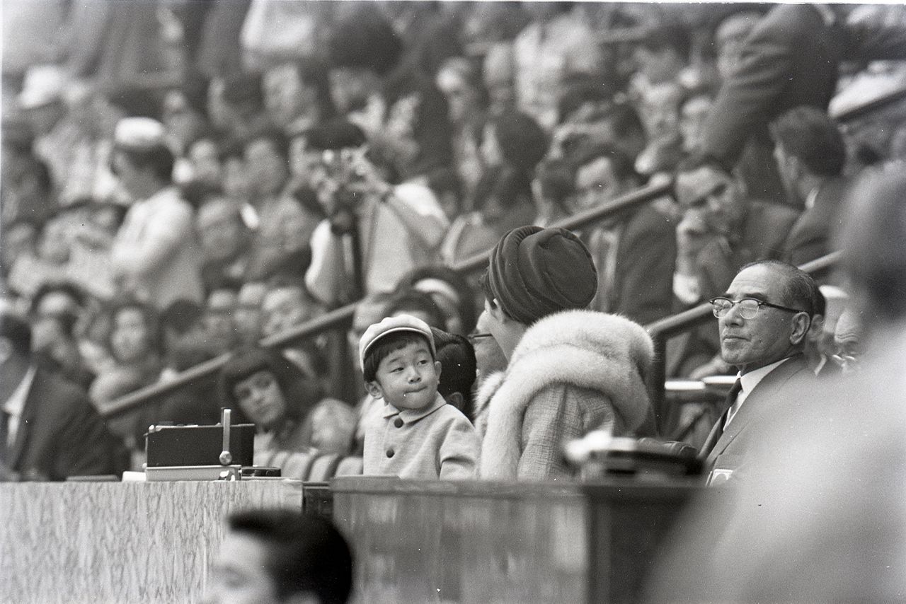 '64年の東京オリンピックを国立競技場でご観戦される天皇皇后両陛下と徳仁さま（当時）