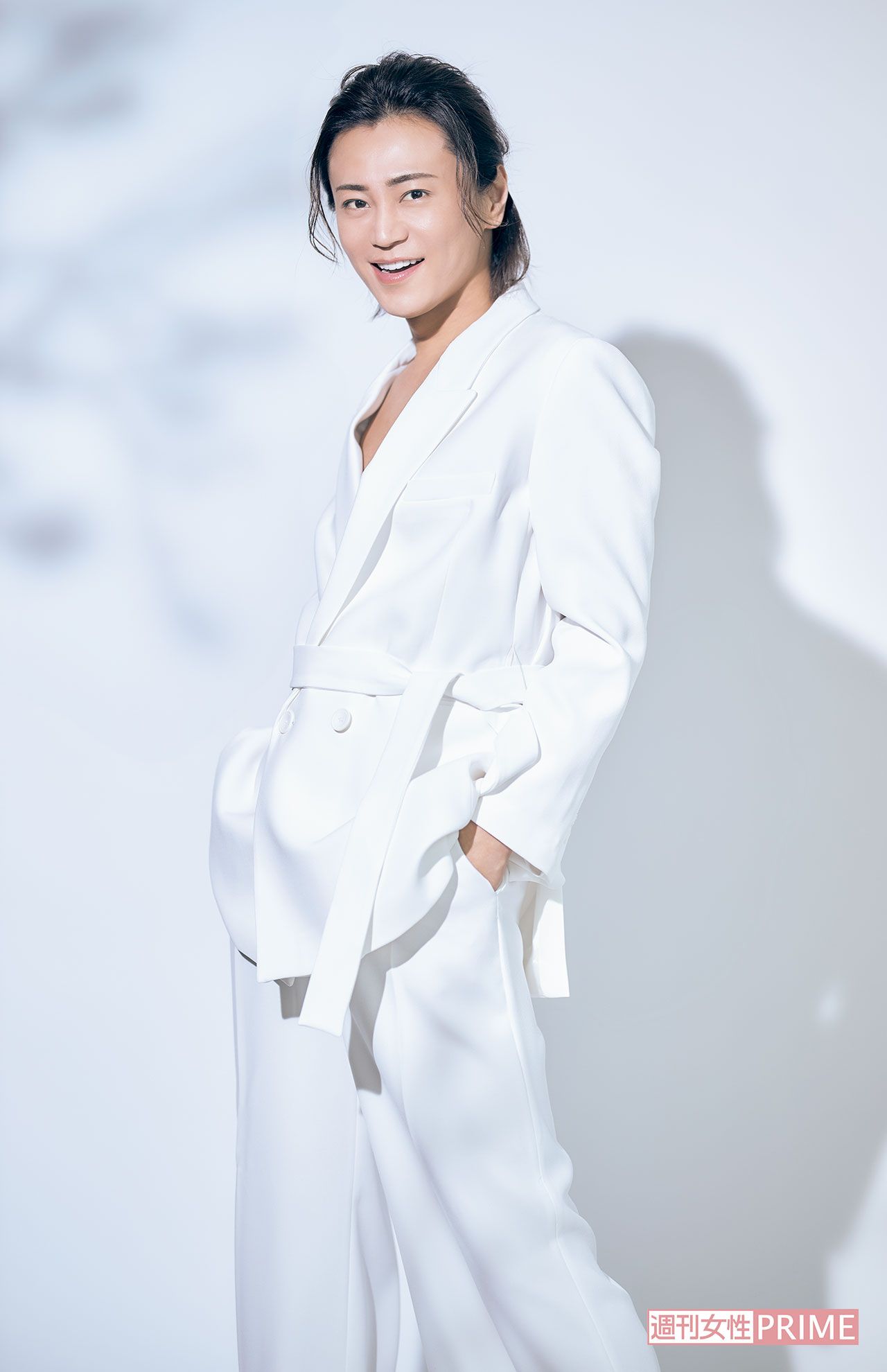 素肌にまとった純白のスーツ。サラッと着こなせるのはさすがです!（'20年）　撮影／廣瀬靖士
