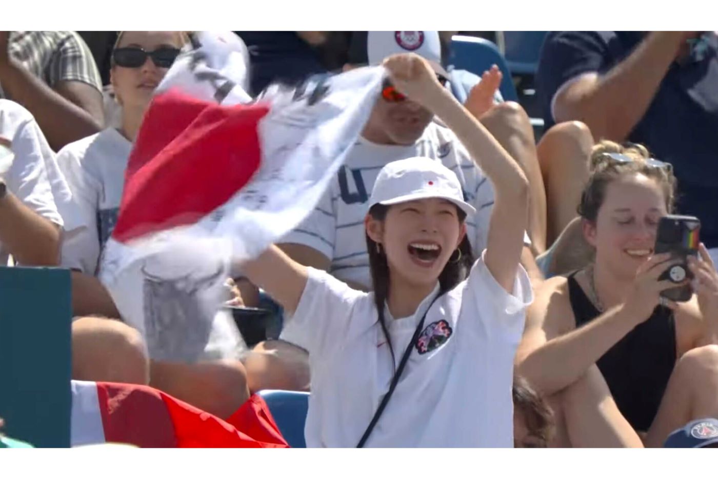 観客席から白井空良に熱烈な応援を送った在原みゆ紀（『TBSスポーツ』のYouTubeチャンネルより）