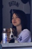 今年3月にドジャースタジアムでデコピンと一緒に観戦する真美子夫人 写真/共同通信社