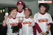 楽天の始球式に出る松居を家族全員で応援するなど仲はよかったが……。左から松居、船越、松居の父、息子('08年4月)